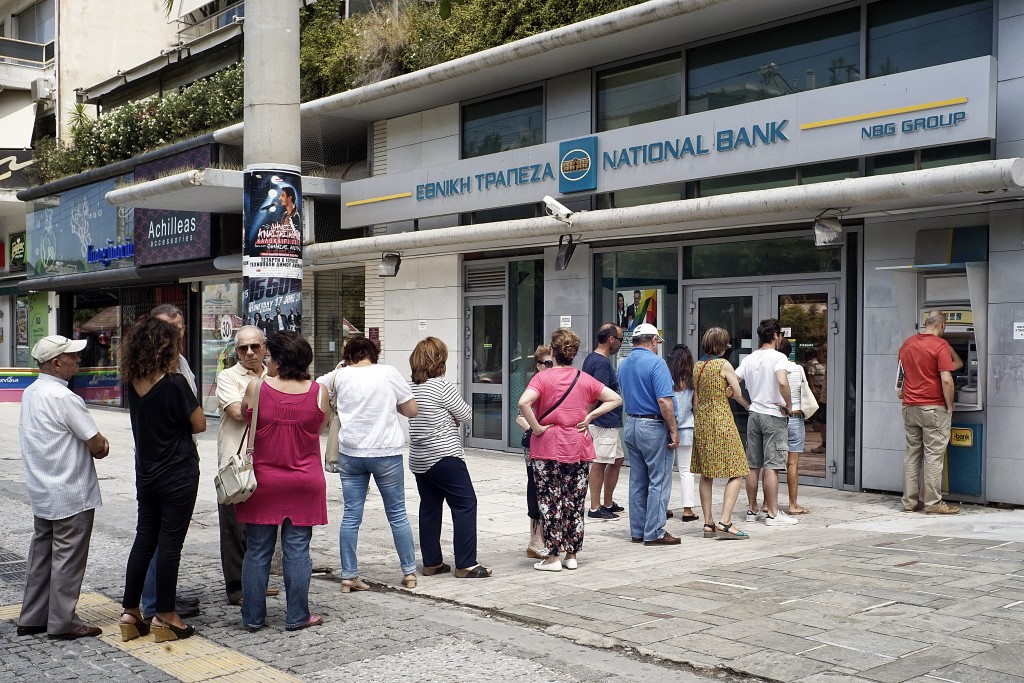 Customers queue in front of the National Bank to use ATM to withdraw cash on June 28, 2015 in Athens, Greece. (Photo by Milos Bicanski/Getty Images)