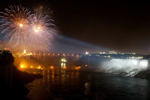 Christmas at Niagara Falls (Getty / rodrigoono)