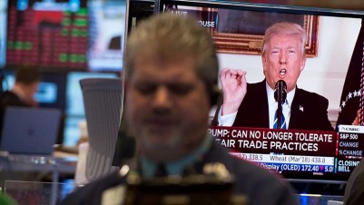 Traders work on the floor at the closing bell of the Dow Industrial Average at the New York Stock Exchange on November 15, 2017 in New York, as US President Donald Trump delivers a televised statement from the White House. / AFP PHOTO / Bryan R. Smith (Photo credit should read BRYAN R. SMITH/AFP/Getty Images)