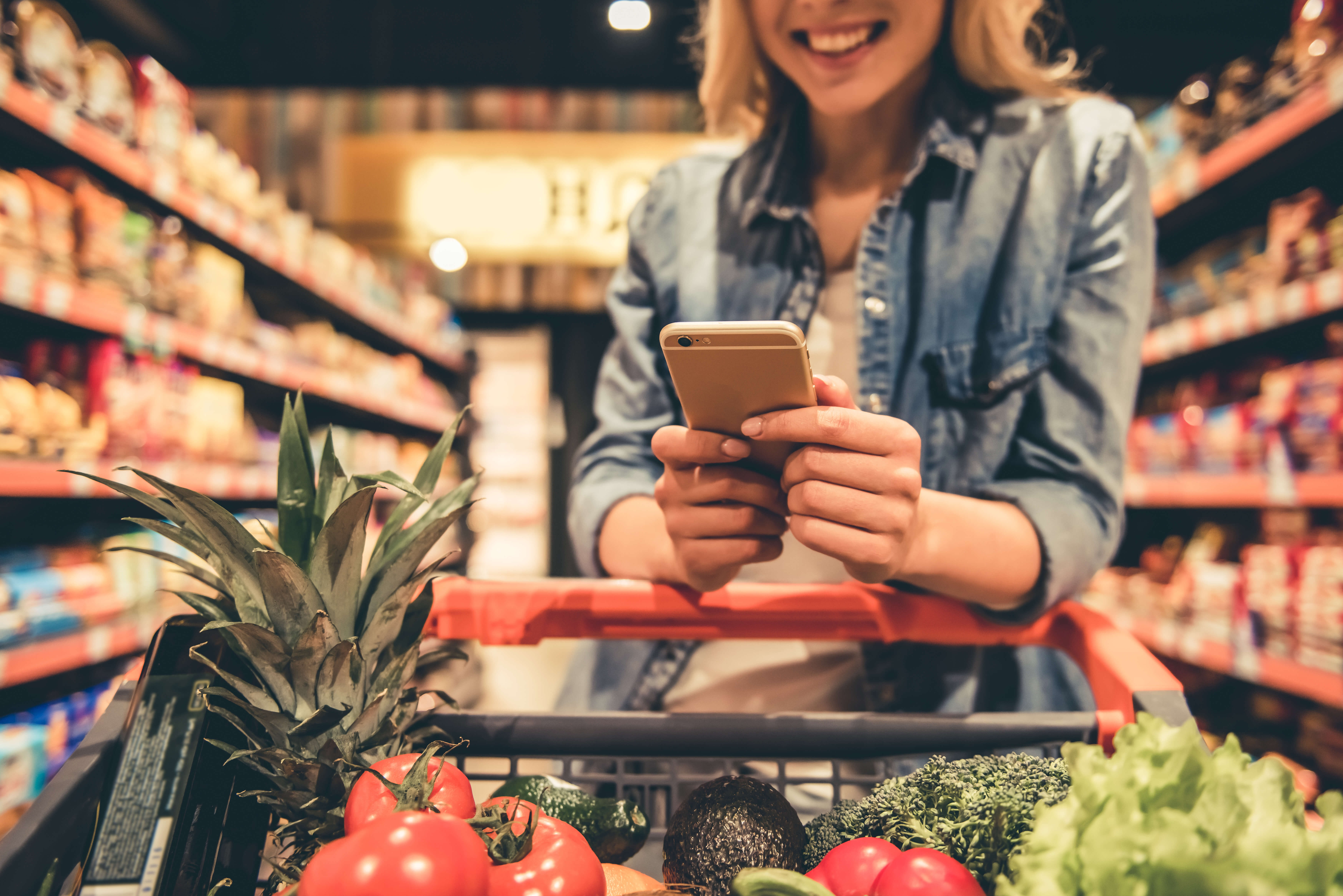 Who does shopping in your. Shopping at the supermarket. Make shopping или do shopping. Блондинка со спины работает в продуктовом магазине. Shop at the supermarket.