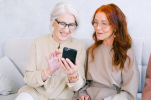 the best credit cards for seniors two seniors look at phone