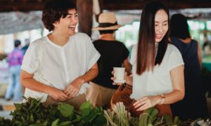 couple-shopping-at-market