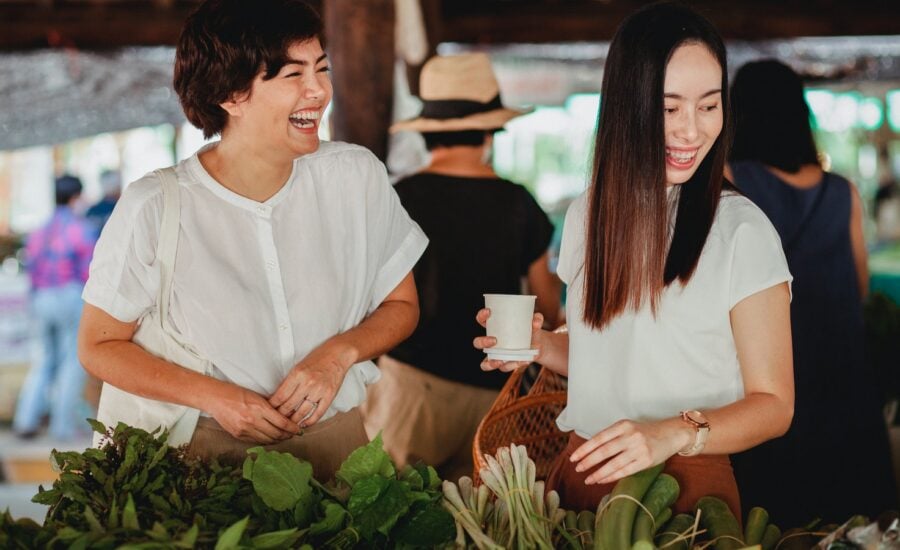 couple-shopping-at-market