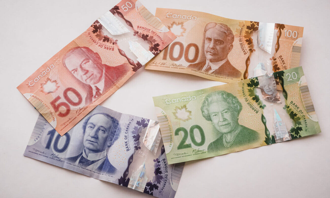 Multiple ranges of Canadian bills to symbolize the different levels of tax brackets in Canada for 2022.