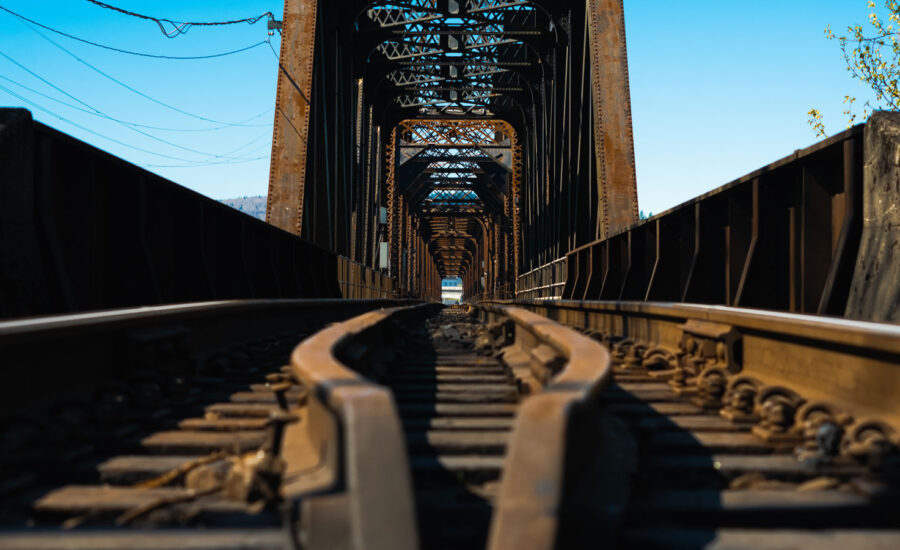 Long view of train tracks to symbolize the analysis of CNR earnings, interest rates and productivity in Canada.