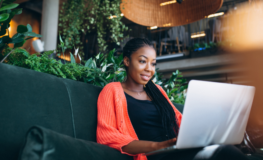 A woman readers about Fidelity ETFs on her laptop at a cafe