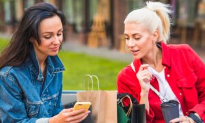 Two women discuss the best credit cards in Canada during a shopping trip