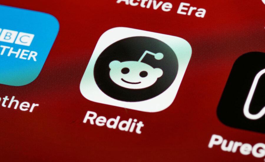Reddit app icon on a phone, as Reddit moderators are able to buy its stocks as part of IPO