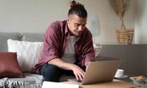 A man invests in a covered call etf using an online broker