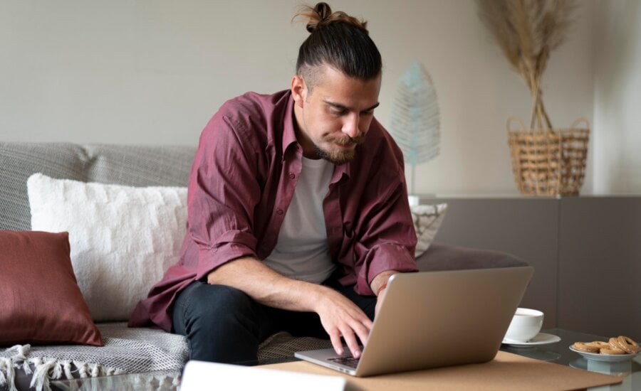 A man invests in a covered call etf using an online broker