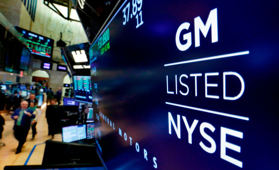 GM sign at the NYSE for its Q1 earnings report