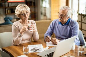 Senior couple uses computer to tackle budget