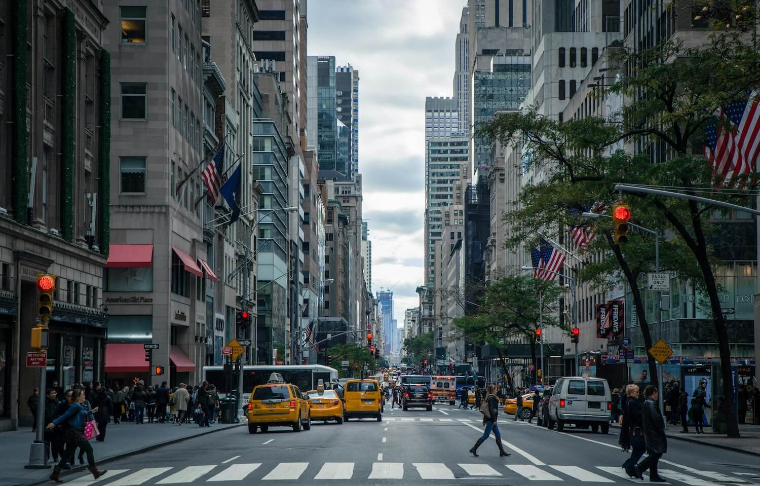ETFs com ponderação máxima versus ETFs com ponderação igual: Qual é o melhor para os investidores canadenses?