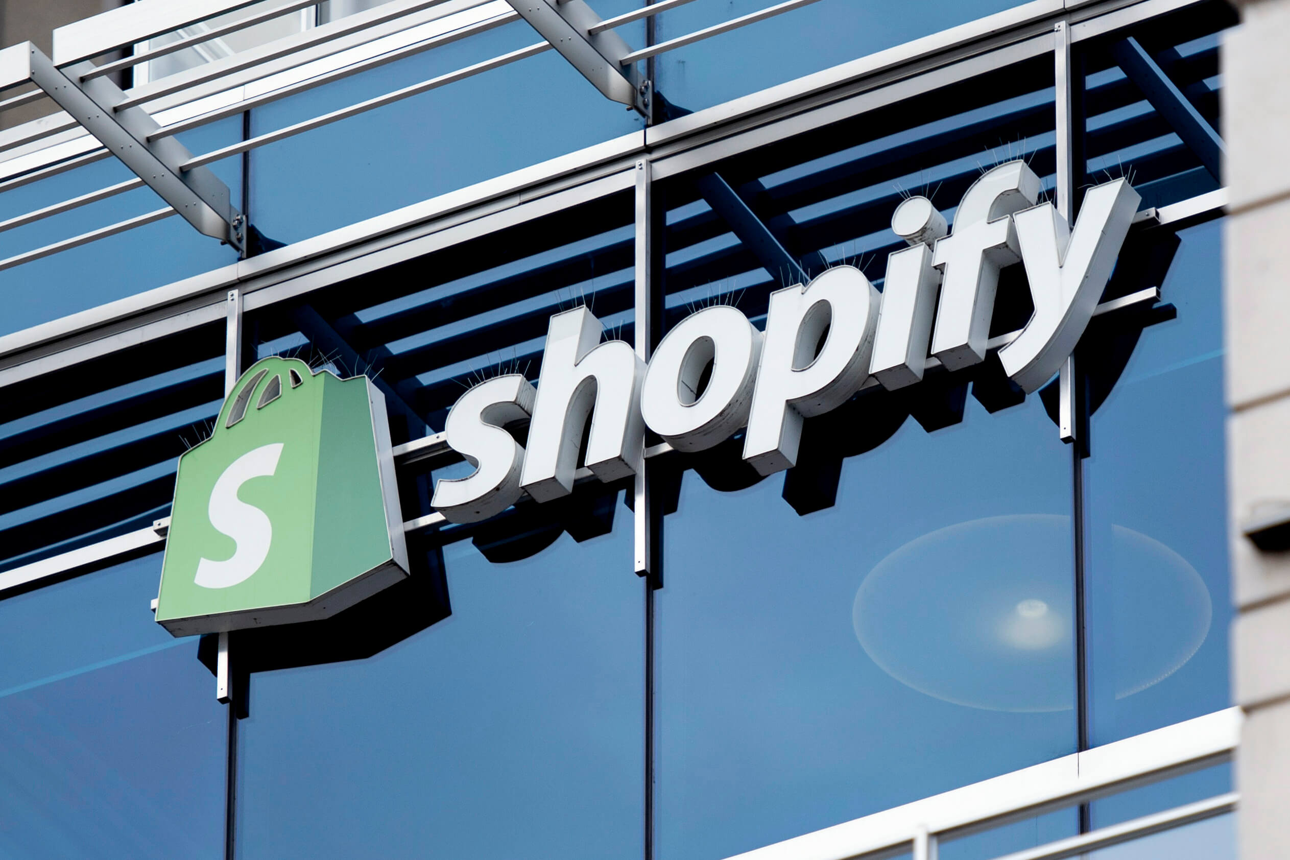 Notícias do mercado de ações para investidores: o Shopify relata uma perda e a pujança Cenovus paga dividendos