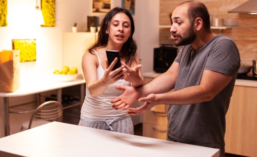 Gli canadesi stanno riconsiderando le relazioni a causa del denaro, rivela un sondaggio