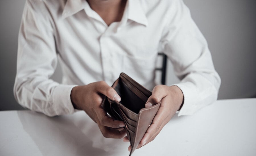 Man showing an empty wallet